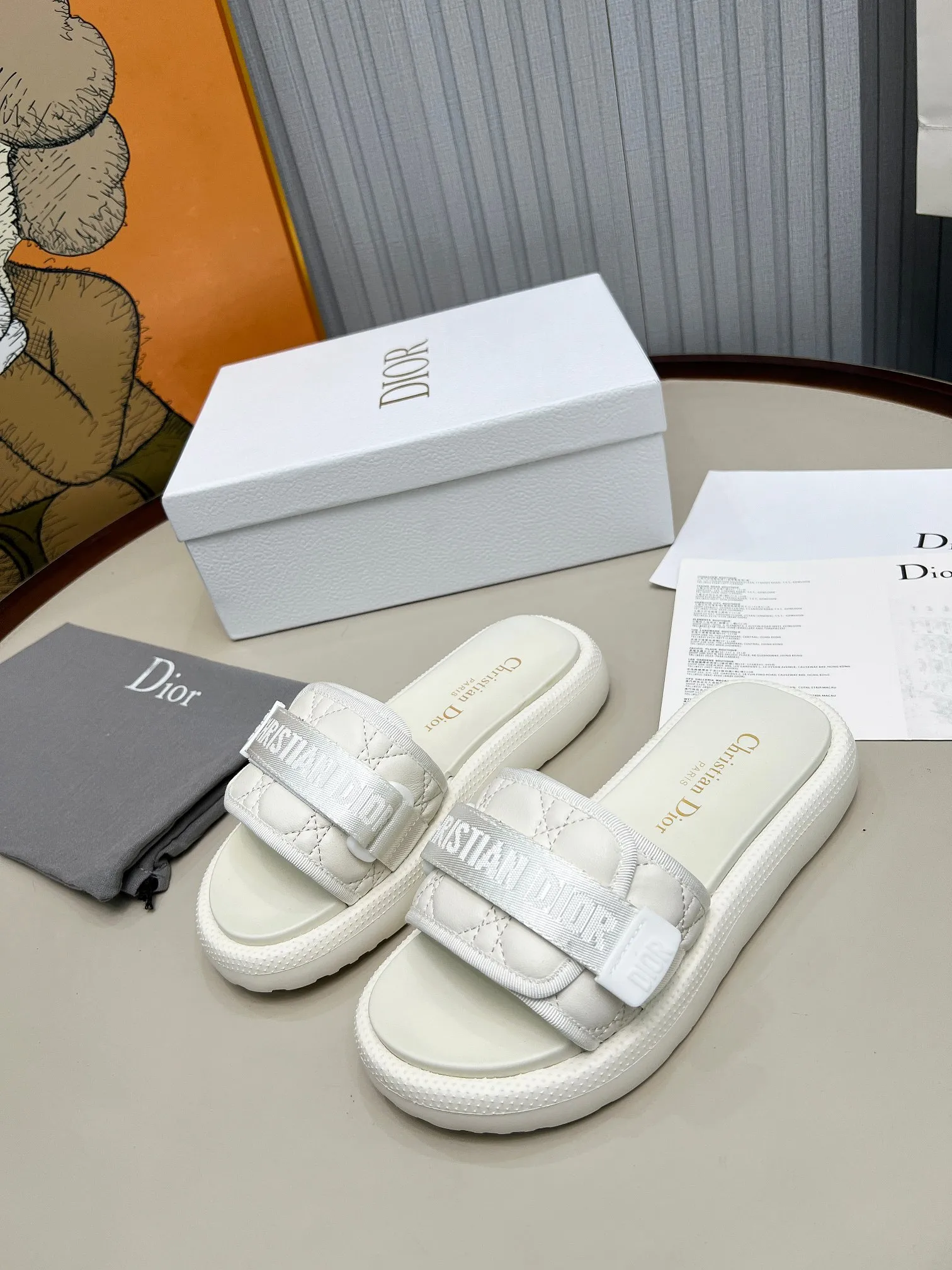 👟👟Ex-factory price 420👟👟 Dior Dior high version slippers, 👏👏2025 new classic model 🔥purchasing level qualityhot-selling thick-soled slippers in foreign counters💋———————————— Upper➕Inner: Original customized special electric embroidery material, Sole: Original mold 1.1 (lightweight) Bottom thickness: heel 5cm, forefoot 3cm, size 35-40 (with full set of packaging, cloth bag handbag, card instructions). You are welcome to place an order in advance, first come first served. Win-win cooperation.